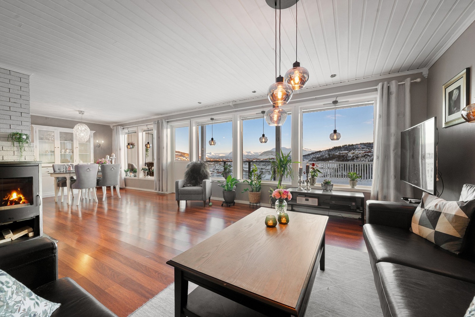 Store vindusoverflater gir boligen et lyst og luftig preg Galleribilde