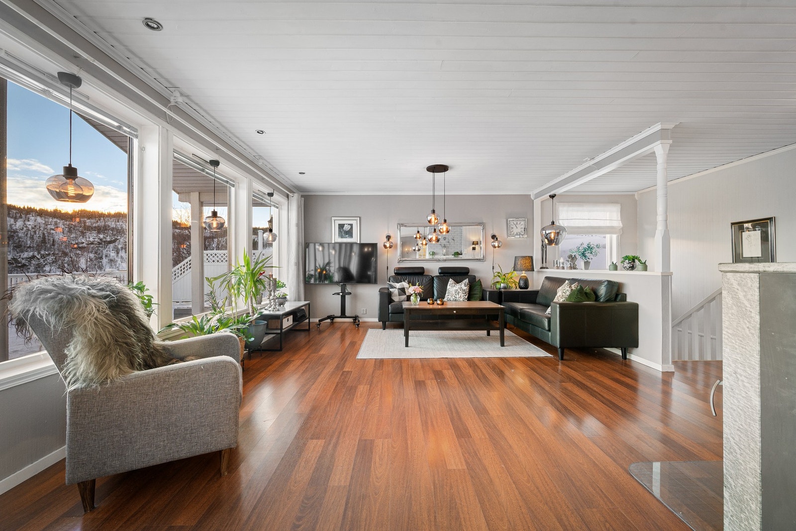 Velkommen inn til en lys og romslig stue! Galleribilde