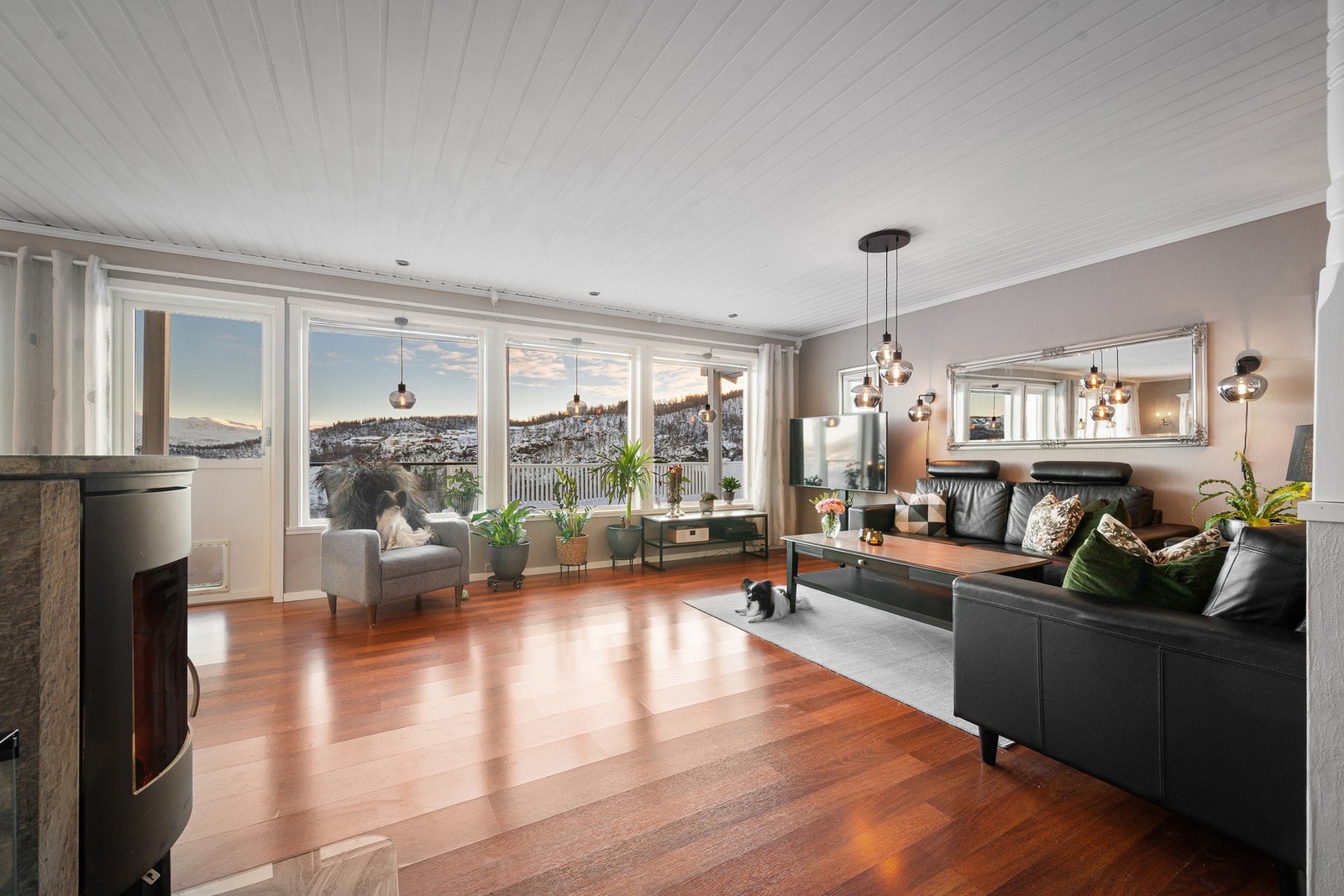 Boligen har en attraktiv beliggenhet i et sentralt og barnevennlig boligområde.. Galleribilde