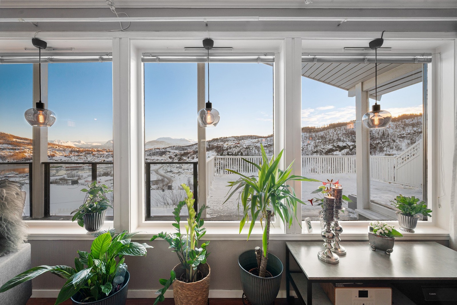 Utsikt mot nærområdet fra både stue og veranda Galleribilde