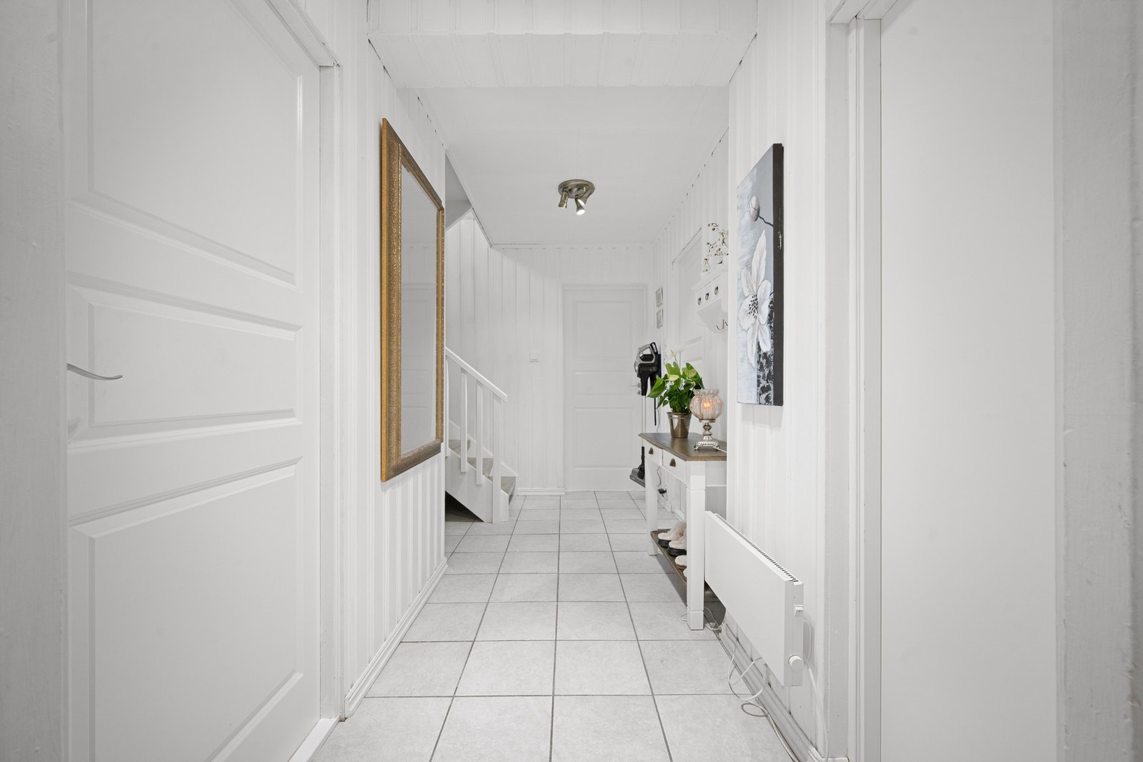 Gangen nede har varmekabler i gulv mot inngangspartiet Galleribilde