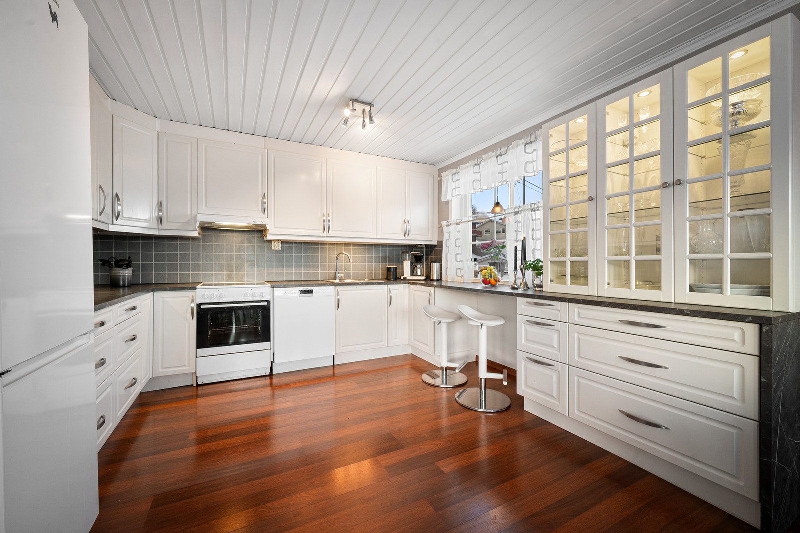 Pent og funksjonelt kjøkken med klassiske, hvite fronter Galleribilde