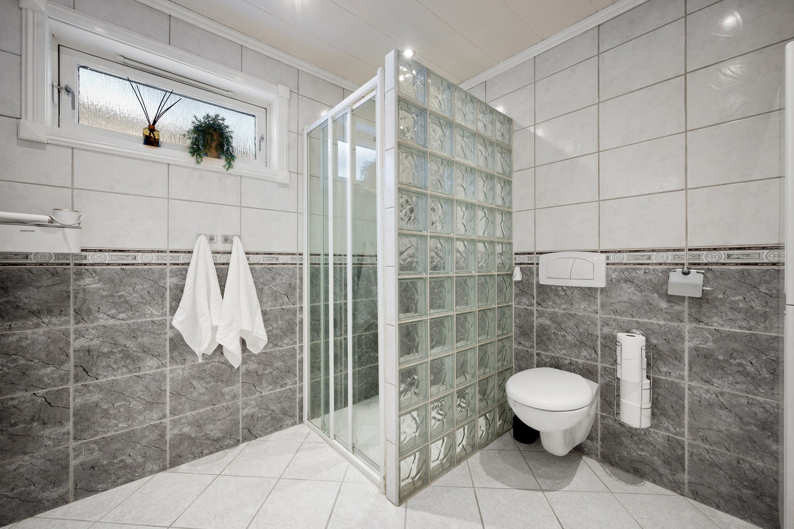 Begge badene har flislagt gulv med varmekabler Galleribilde