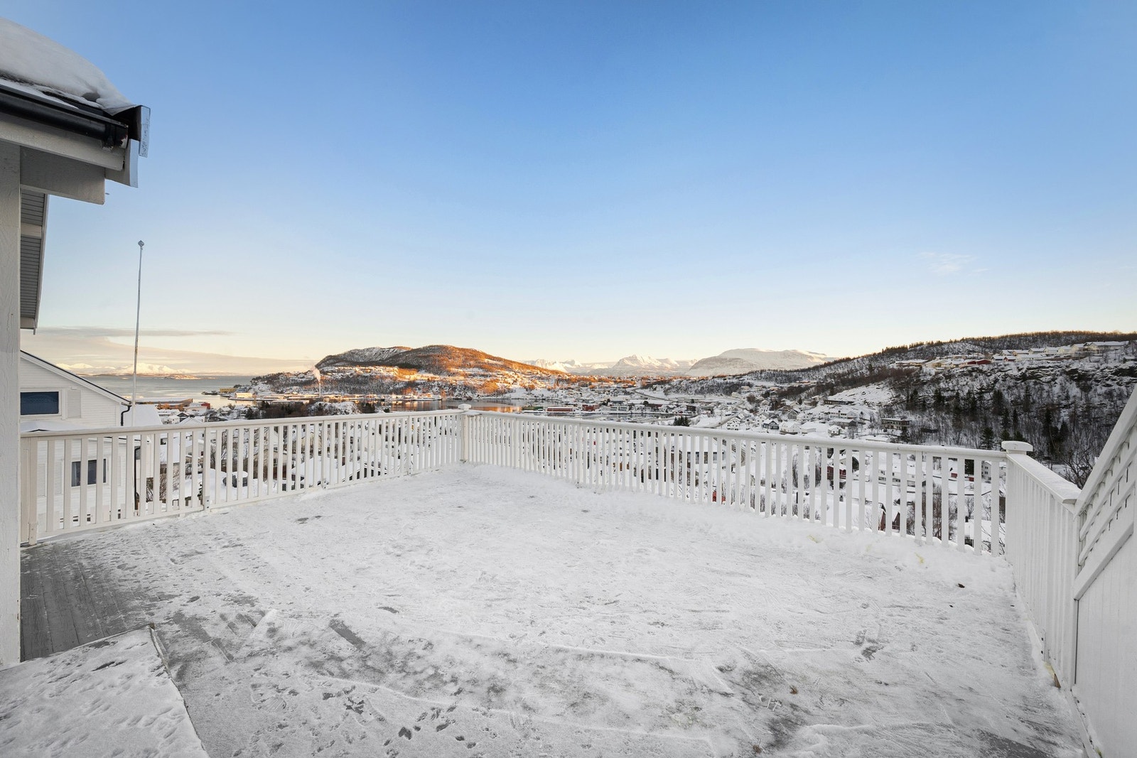 Et flott uteområde som byr på både utsikt, sol og god plass til utemøbler Galleribilde