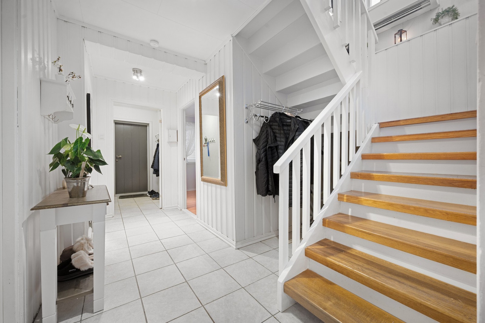 Innbydende entré med fliser og trappeoppgang Galleribilde
