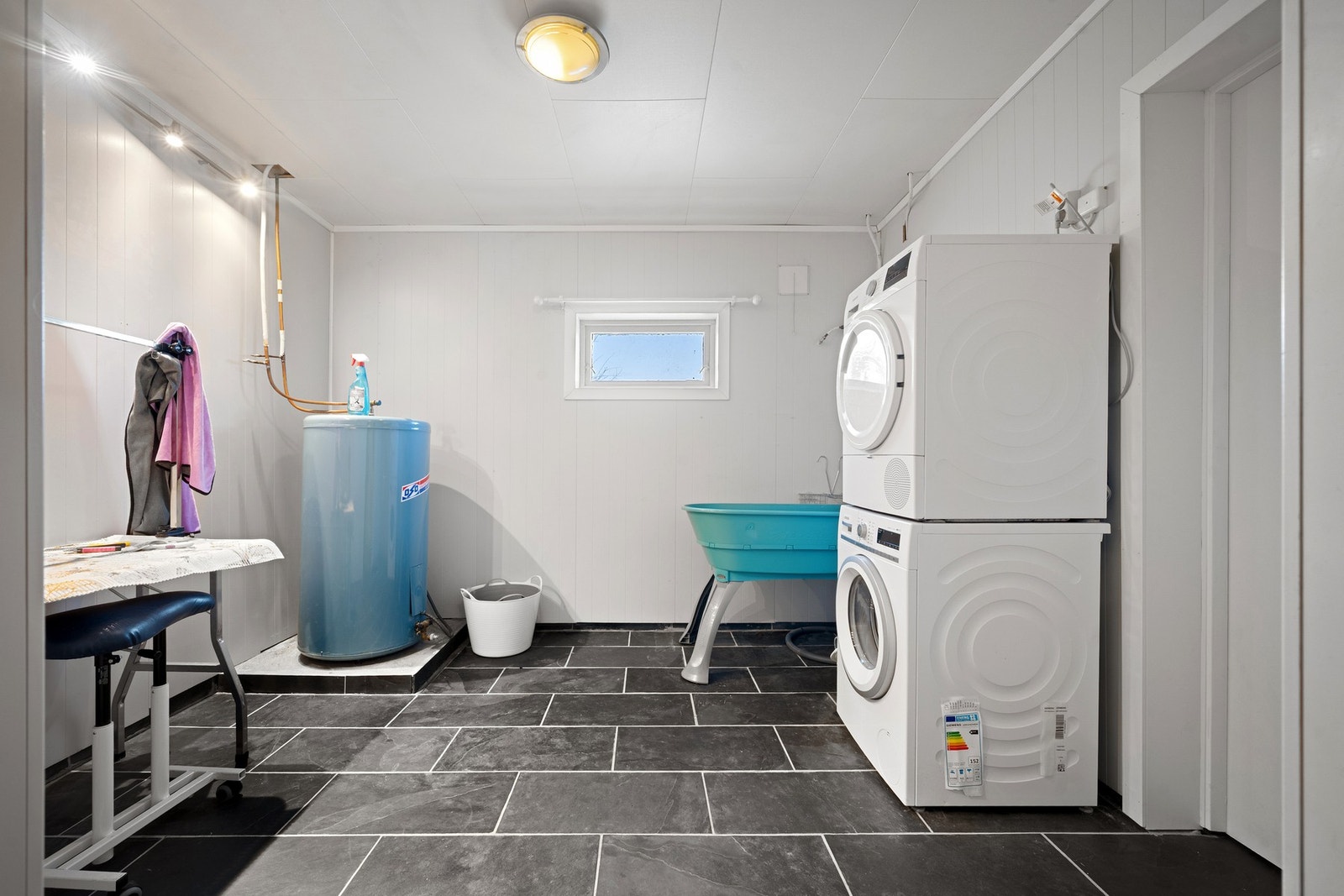 Vaskerom med opplegg for vaskemaskin og tørketrommel Galleribilde