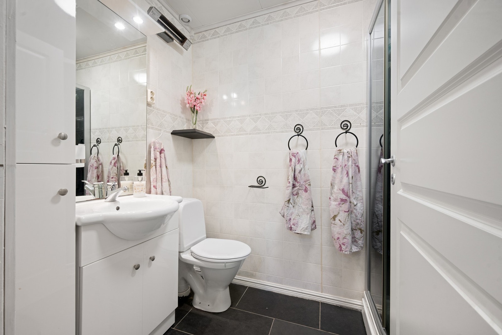 Bad 2 er innredet med servant, toalett og et dusjkabinett Galleribilde