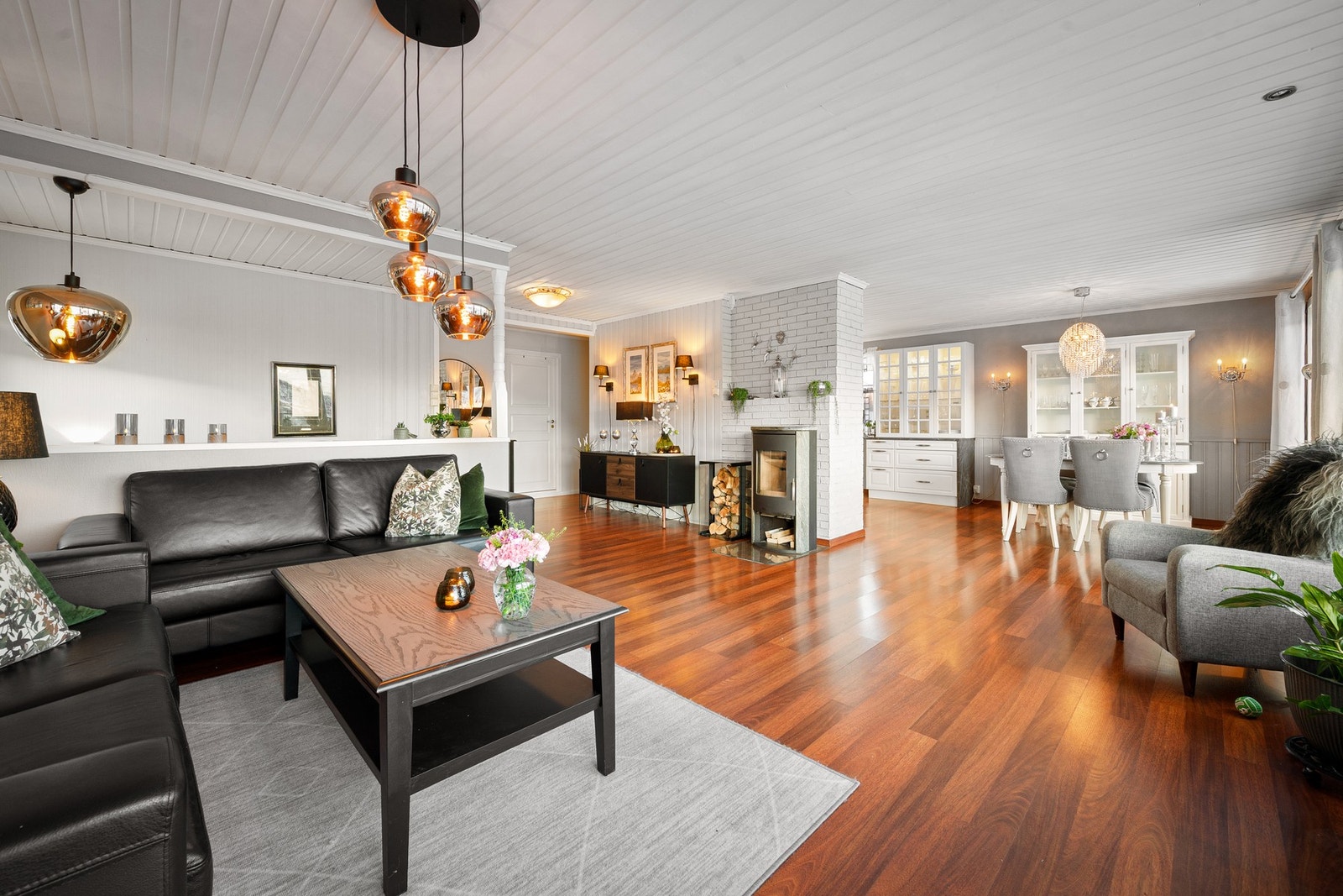 Stuen har en åpen og sosial løsning, med gode møbleringsmuligheter Galleribilde