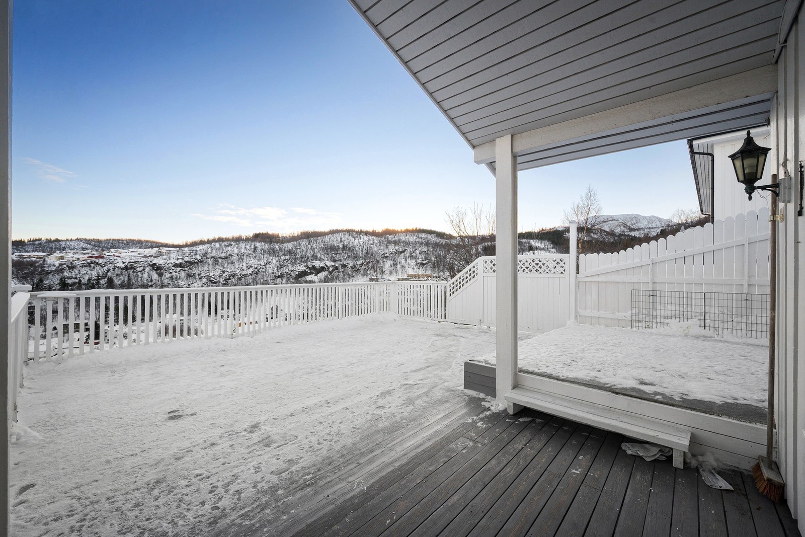 Veranda og terrasse med enkel adkomst fra stuen Galleribilde
