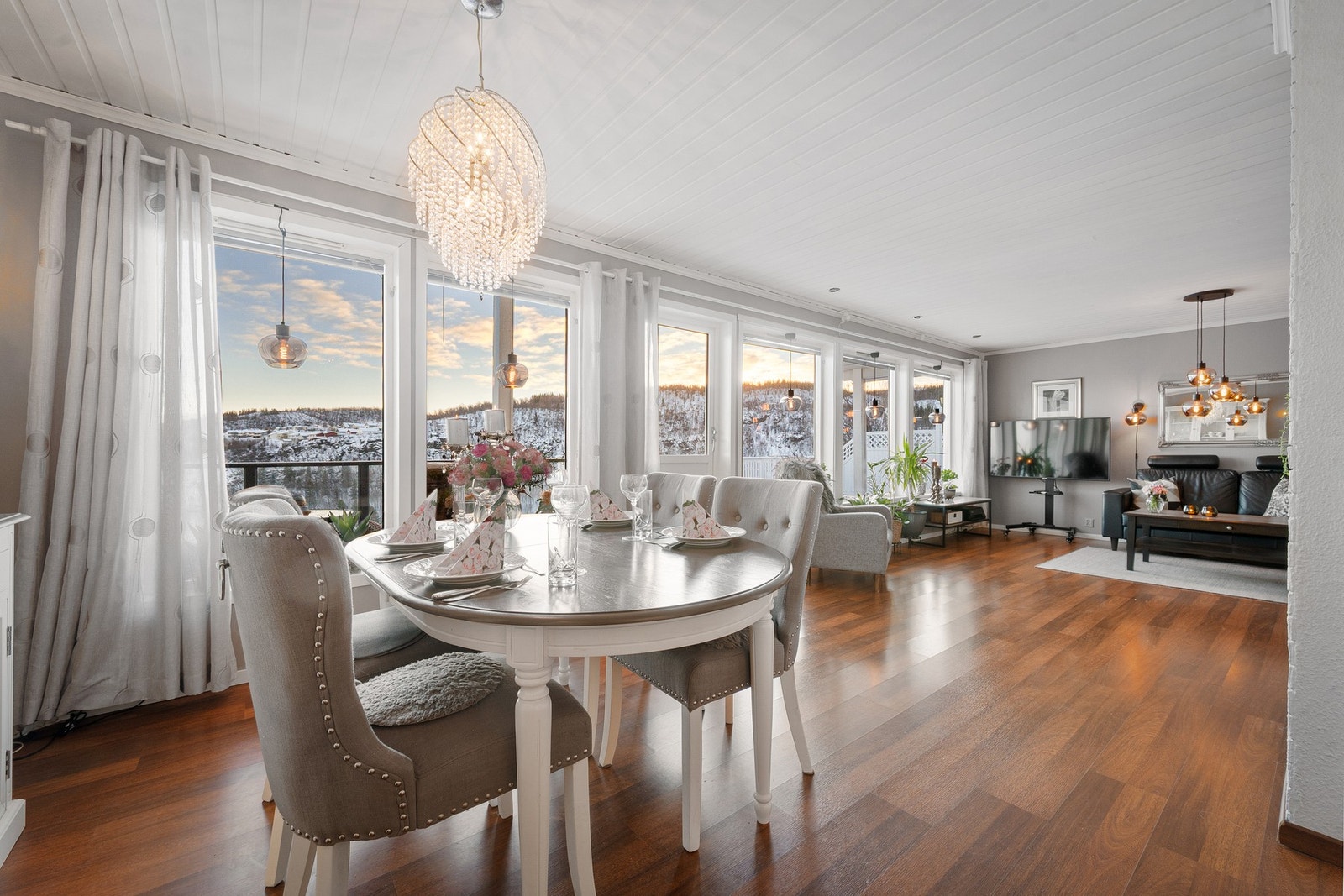 Spiseplass med naturlig tilknytning til både stue og kjøkken Galleribilde