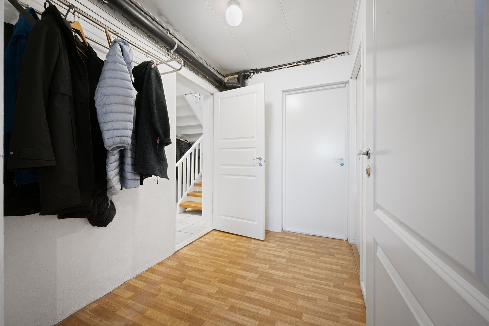 Boligen har to boder med god lagringsplass Galleribilde