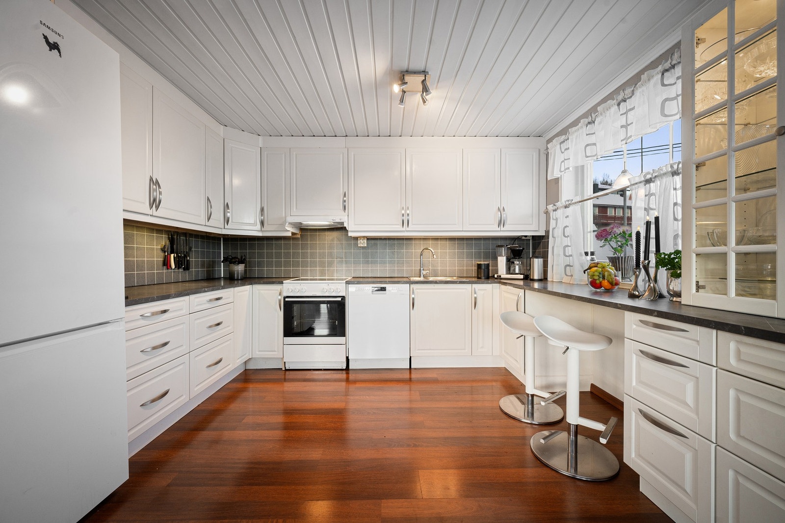 Kjøkkenet har rikelig med skap- og benkeplass Galleribilde