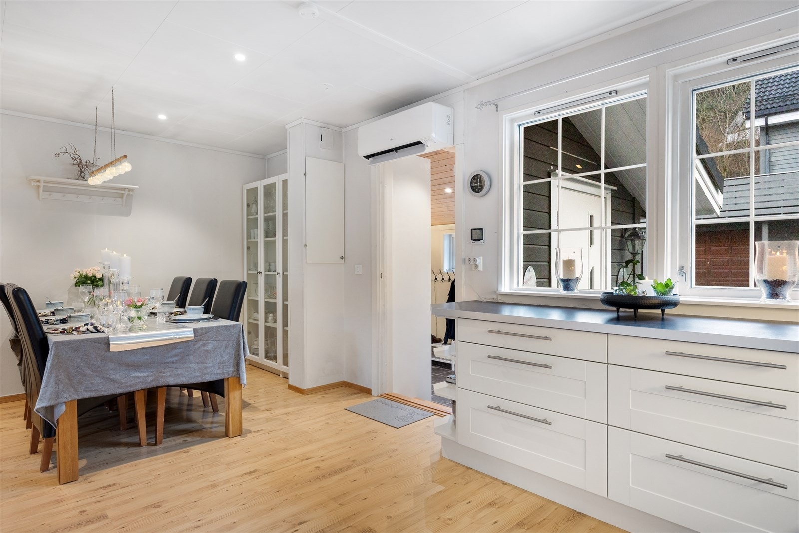 Flott kjøkken med åpen løsning mot spisestue/spiseplass Galleribilde