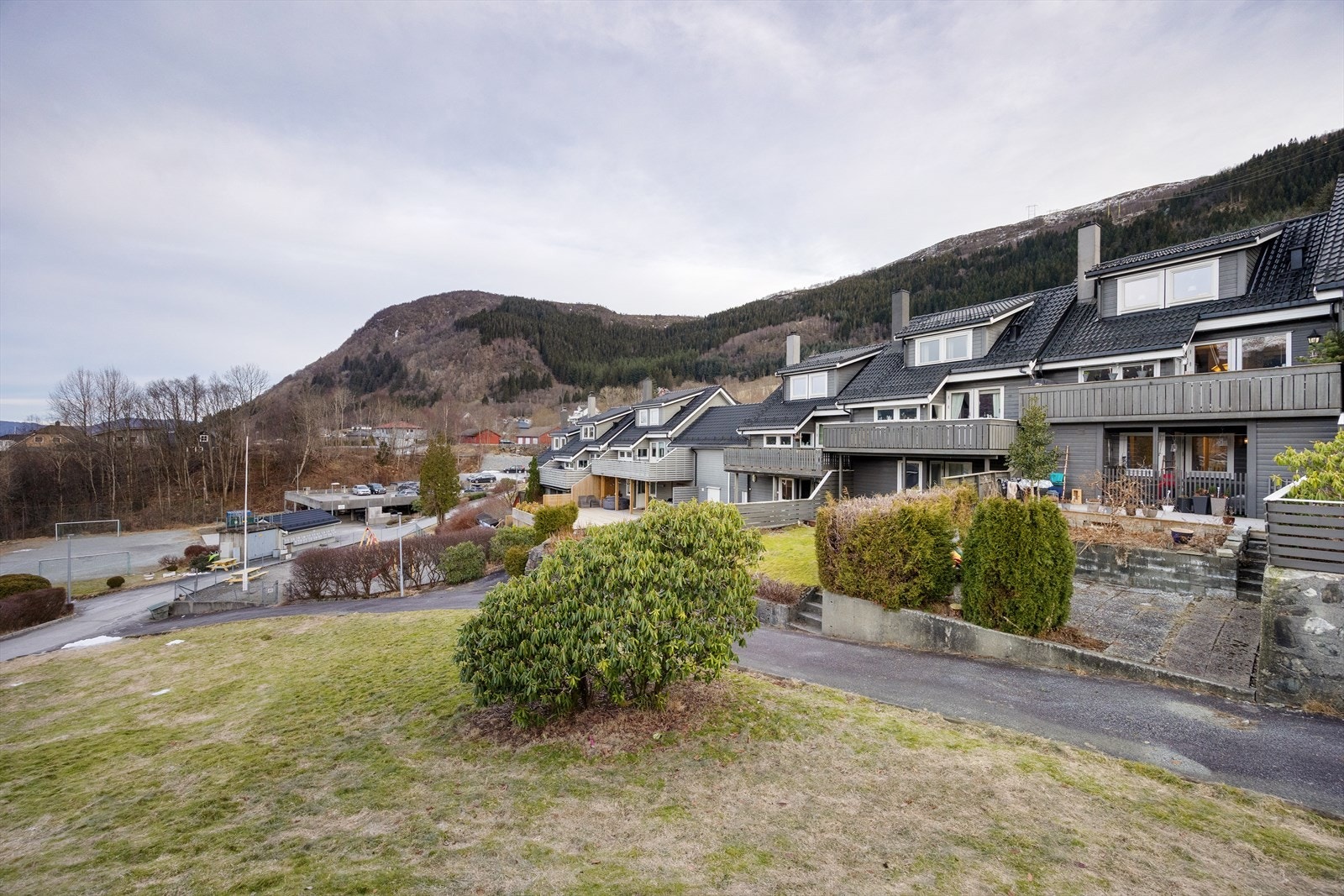 Fine fellesarealer i laget - Vestvendt og solrik beliggenhet - Velholdt og rehabilitert bygningsmasse Galleribilde