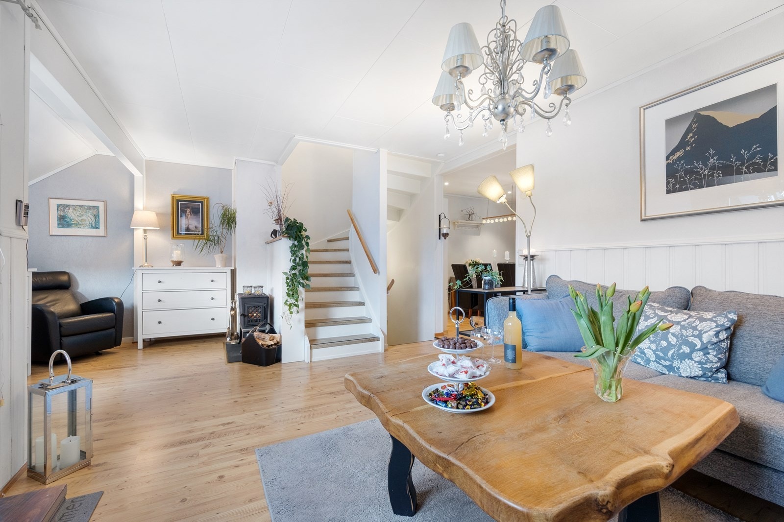 Lys, åpen og trivelig stue med vedovn - Utgang til vestvendt og solrik altan på 13 kvm Galleribilde