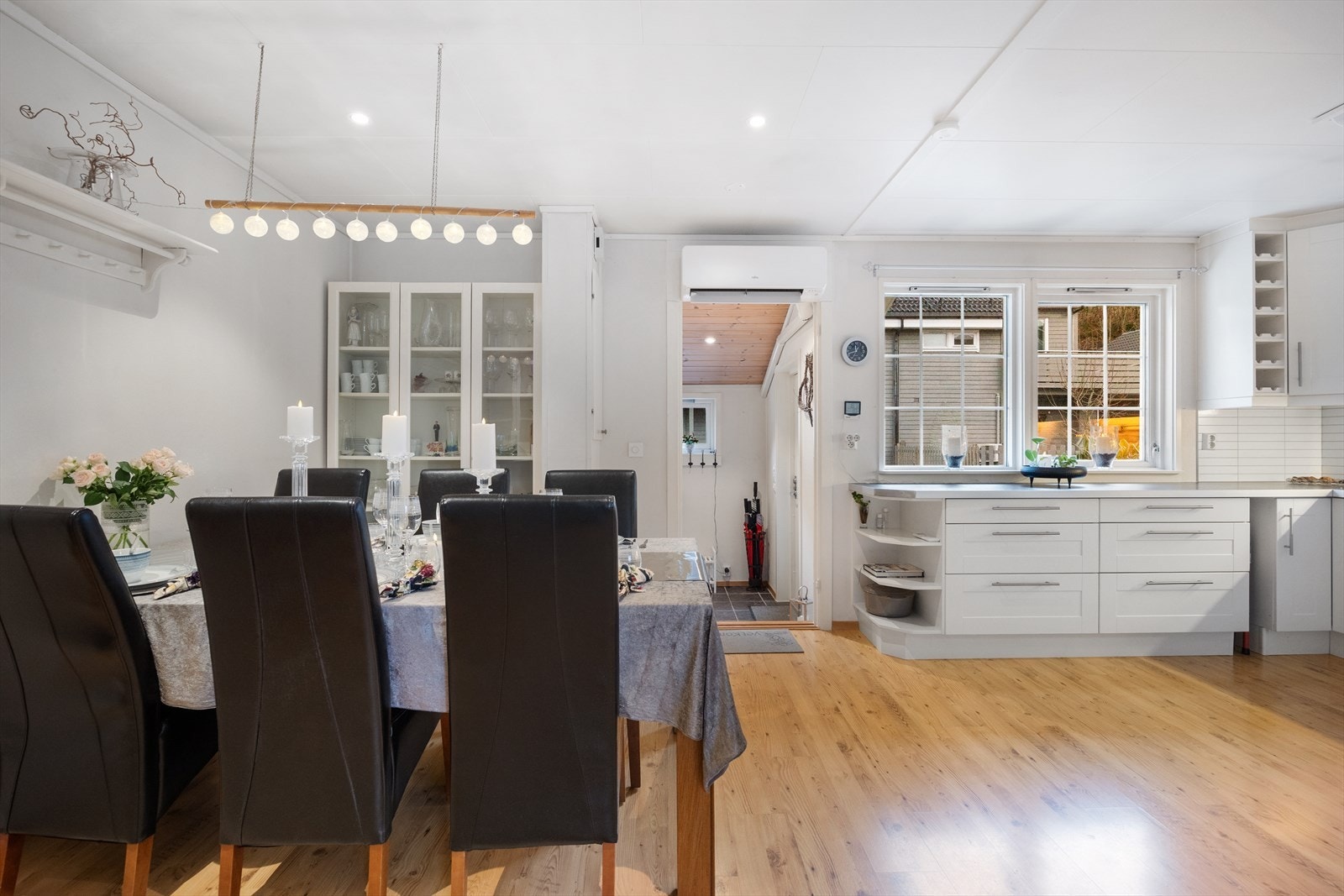 Åpen spisestue / kjøkkenløsning - Varmepumpe gir lun og god varme i huset Galleribilde