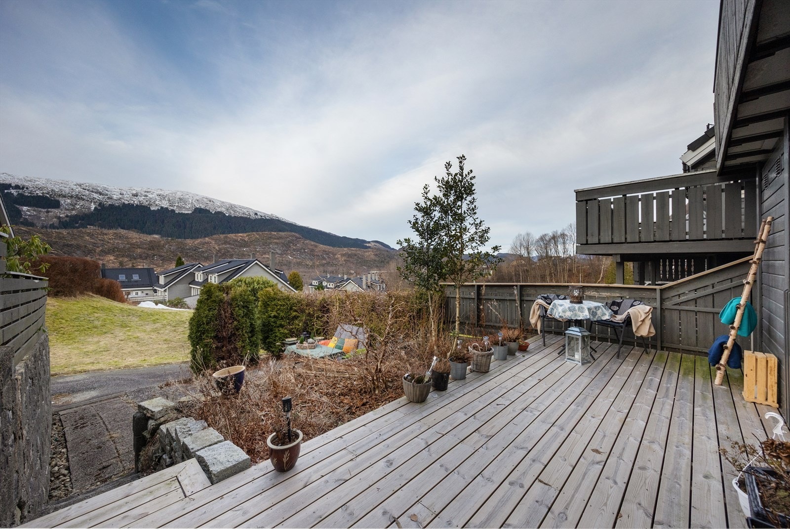 Vestvendt og solrik terrasse (ca 24 kvm) med fin utsikt Galleribilde