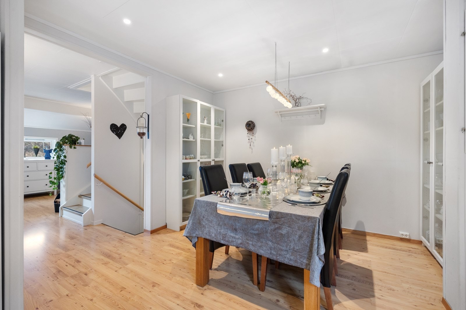 Flott spisestue / spiseplass ved kjøkken Galleribilde