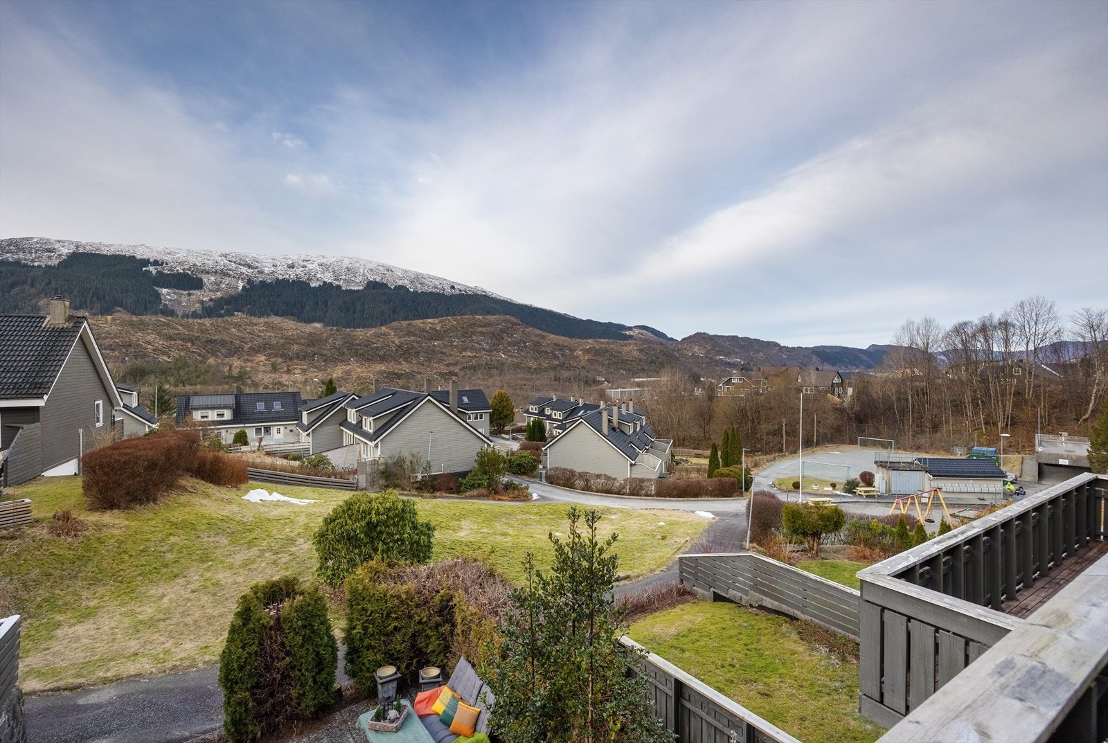 Vestvendt og solrik altan med fin utsikt Galleribilde