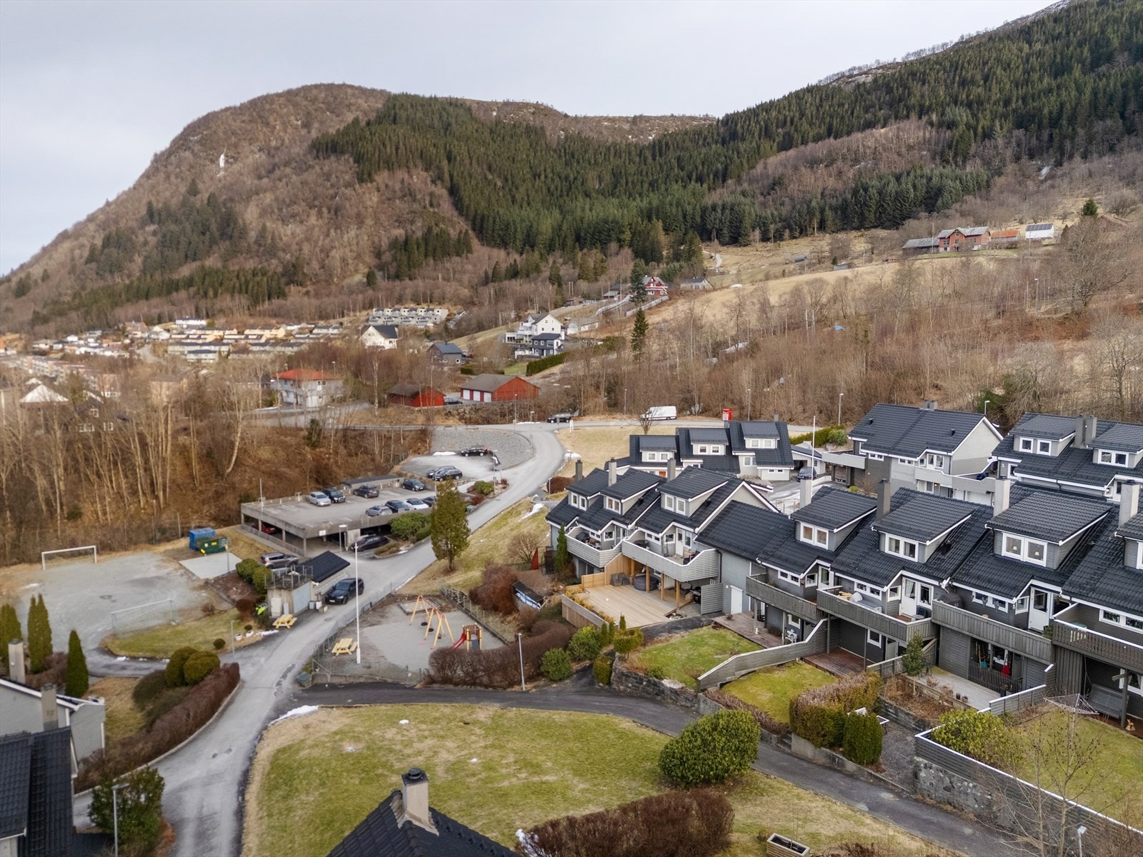 Stuajordet 133: Romslig familiebolig - Solrikt og utsikt - Usjenert - Parkering Galleribilde