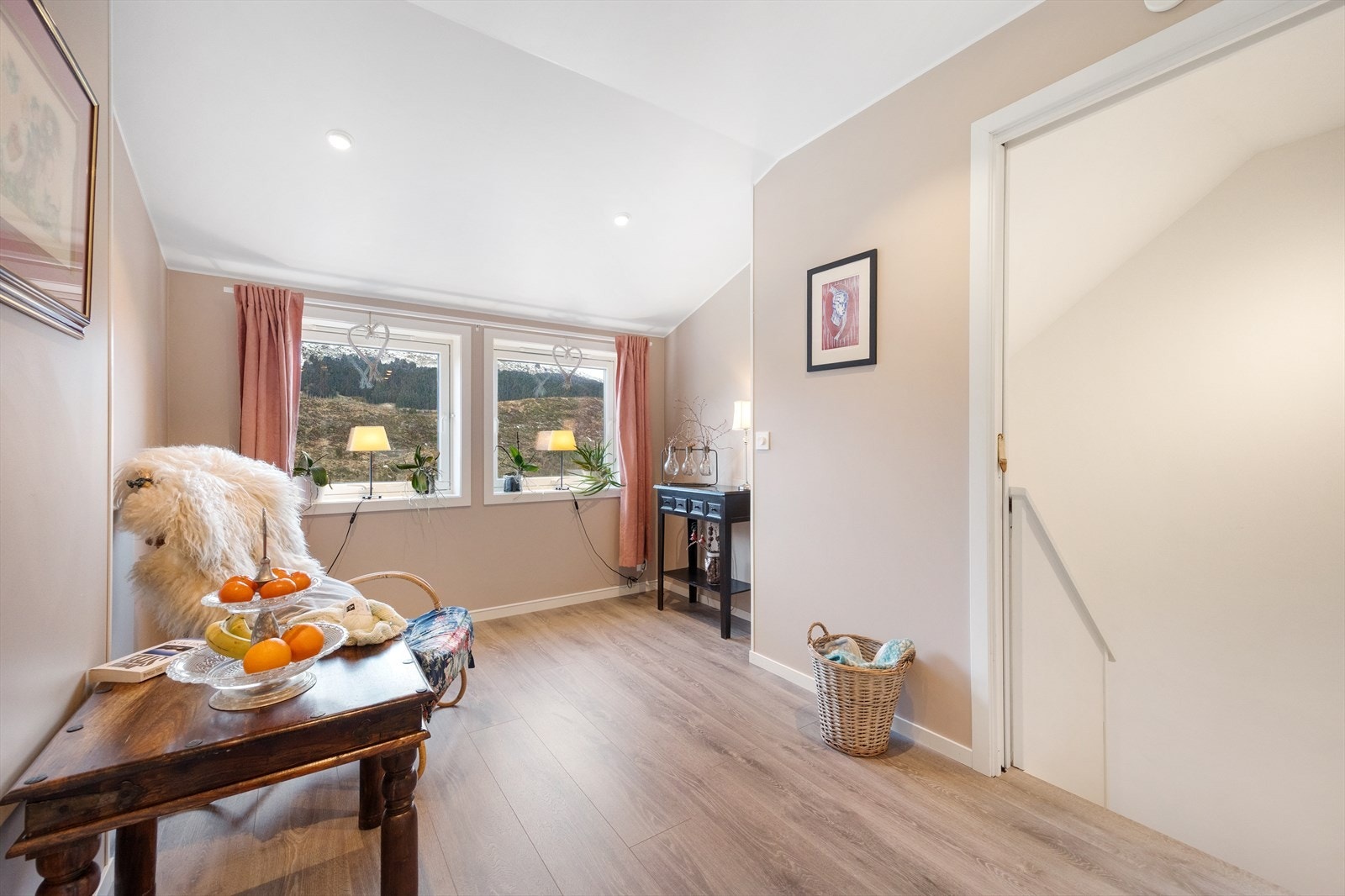 Flott loftstue - Downlights i takhimling - Skyvedør mot trappen Galleribilde