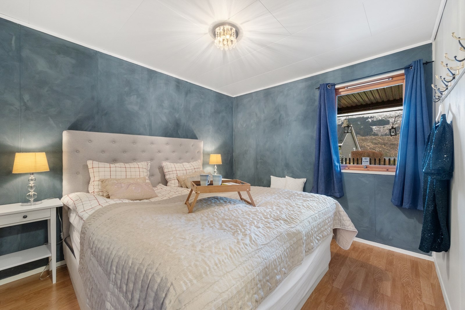 Romslig soverom med skyvedørsgarderobe Galleribilde