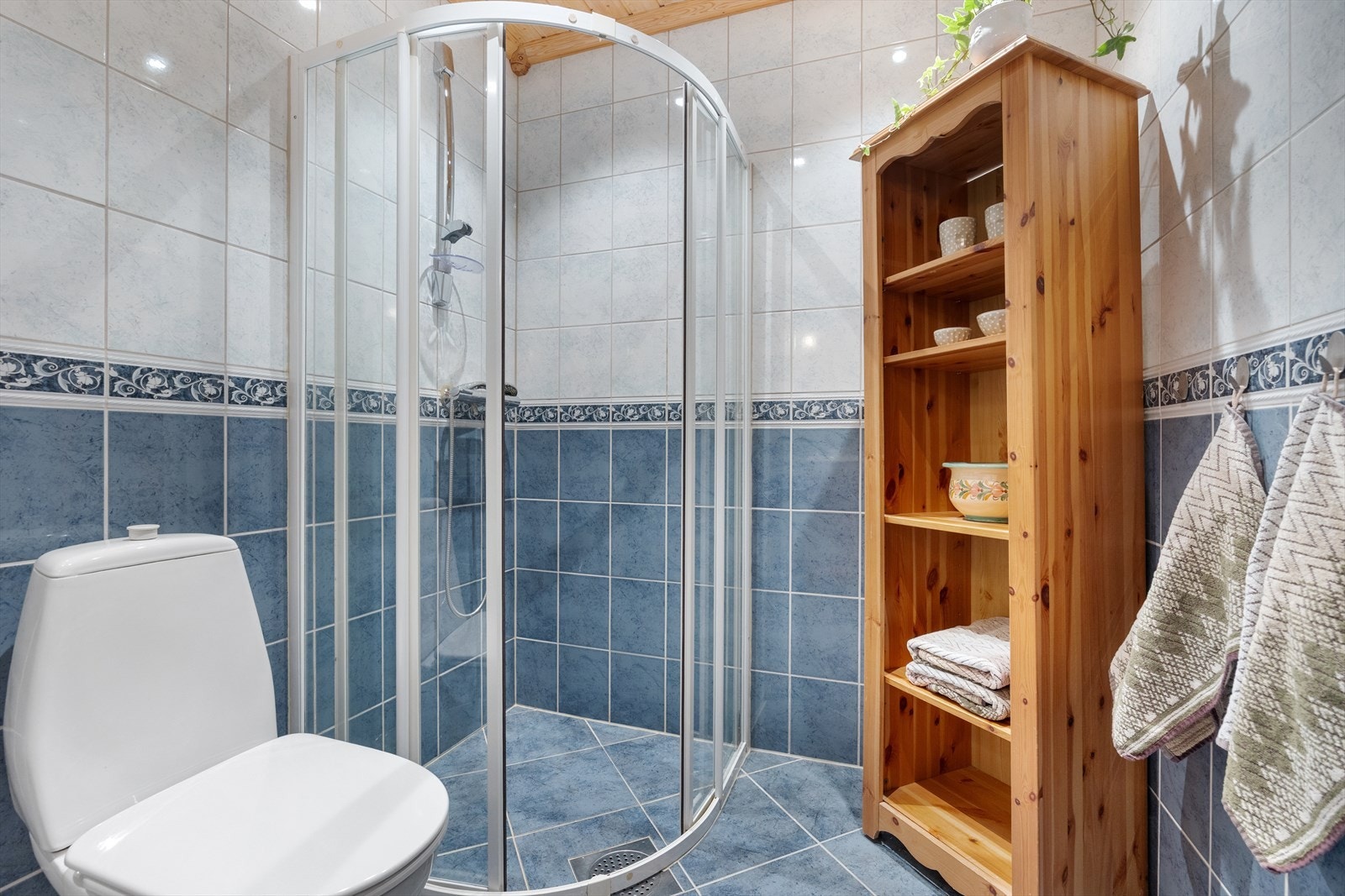 Helfliset baderom/wc med varmekabler Galleribilde