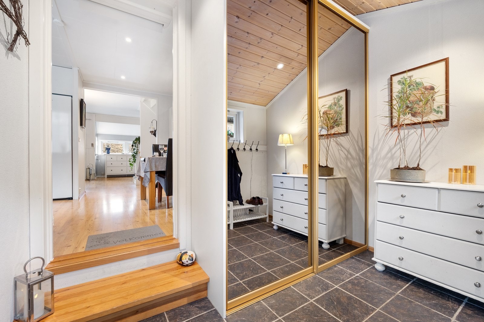 Entre / vindfang med varmekabler i gulv og skyvedørsgarderobe med speilfront Galleribilde