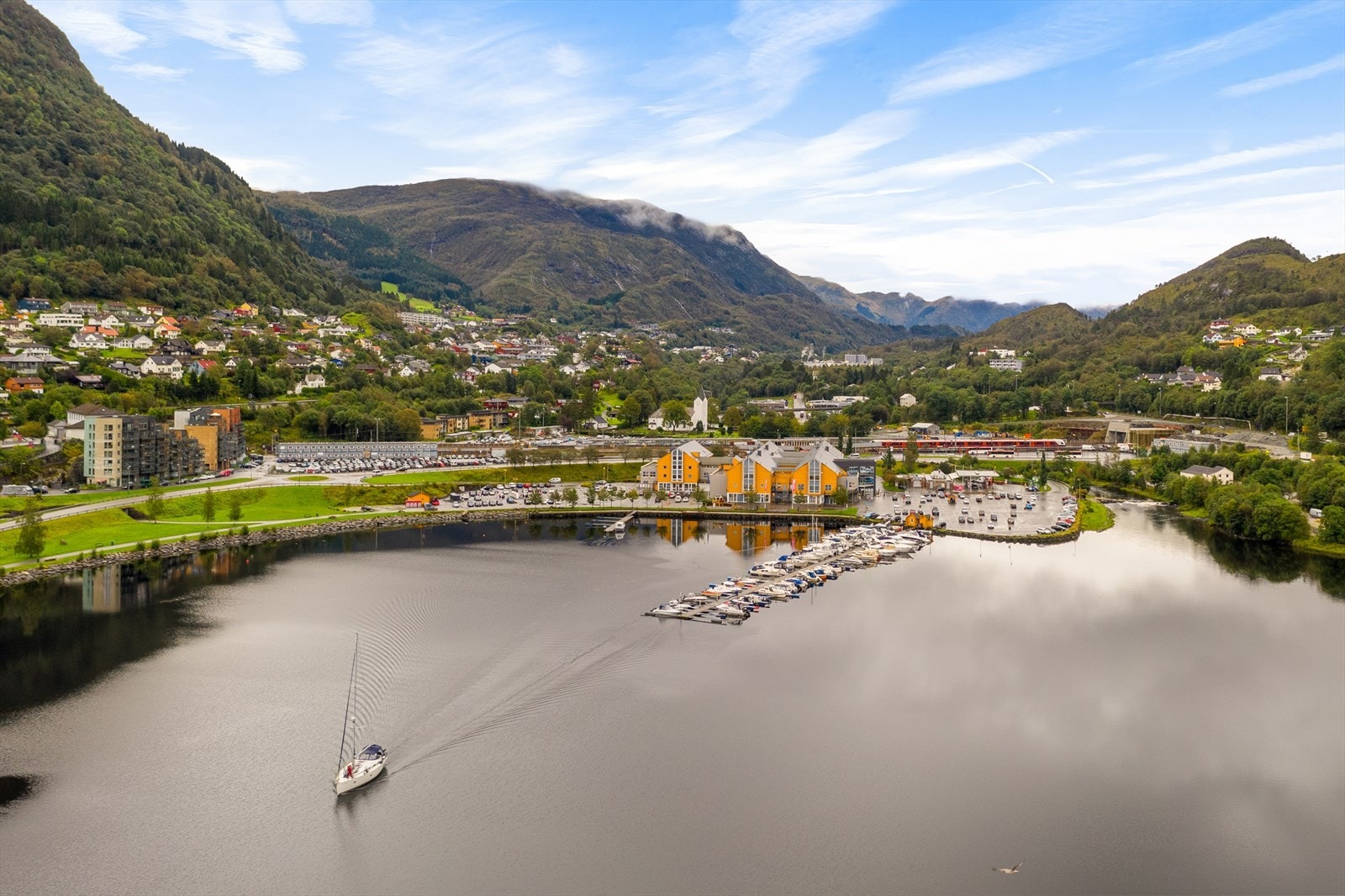 Nærområdet - Kort vei til sentrale deler av Arna, med bl.a. Øyrane Torg og Arna Jernbanestasjon (tar kun 7 min med tog til Bergen sentrum!) Galleribilde