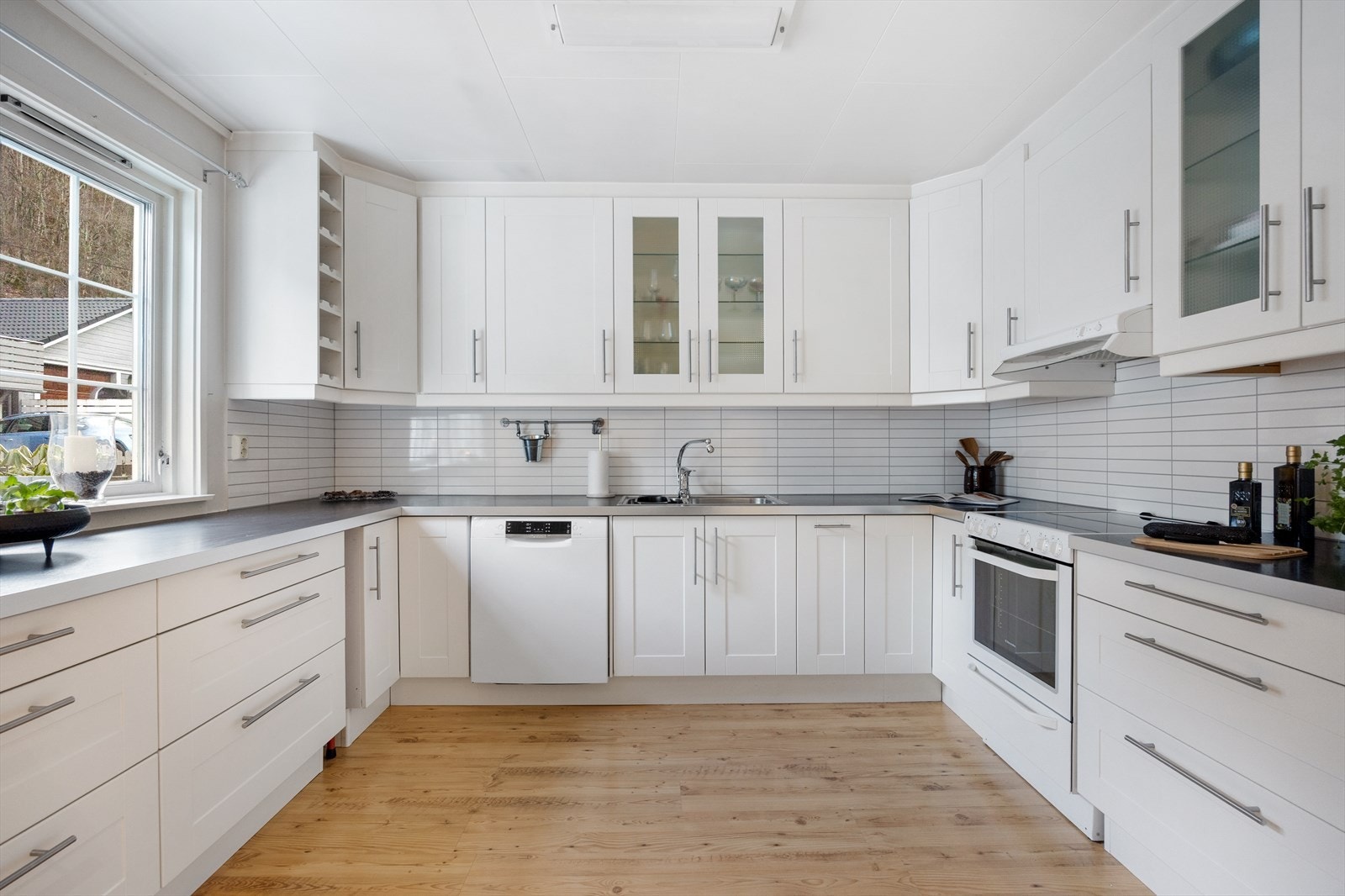 Innholdsrikt og pent kjøkken fra 2012 med hvitevarer Galleribilde