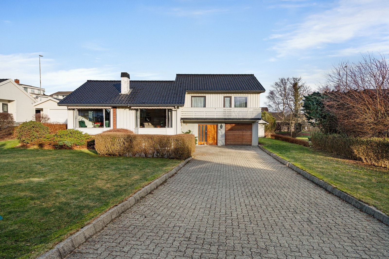 Gårdsrom med oppstillingsplass til flere biler. Galleribilde