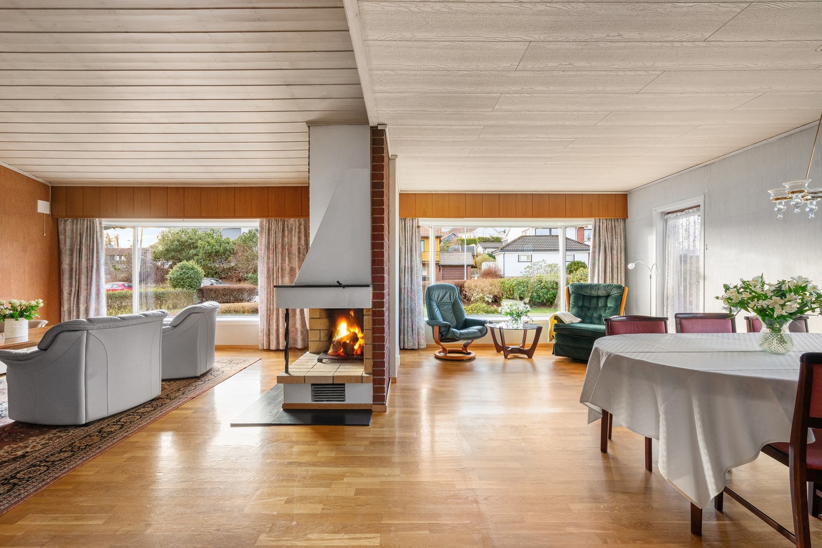 Store vindusflater mot sør slipper inn mye lys i stuen. Galleribilde