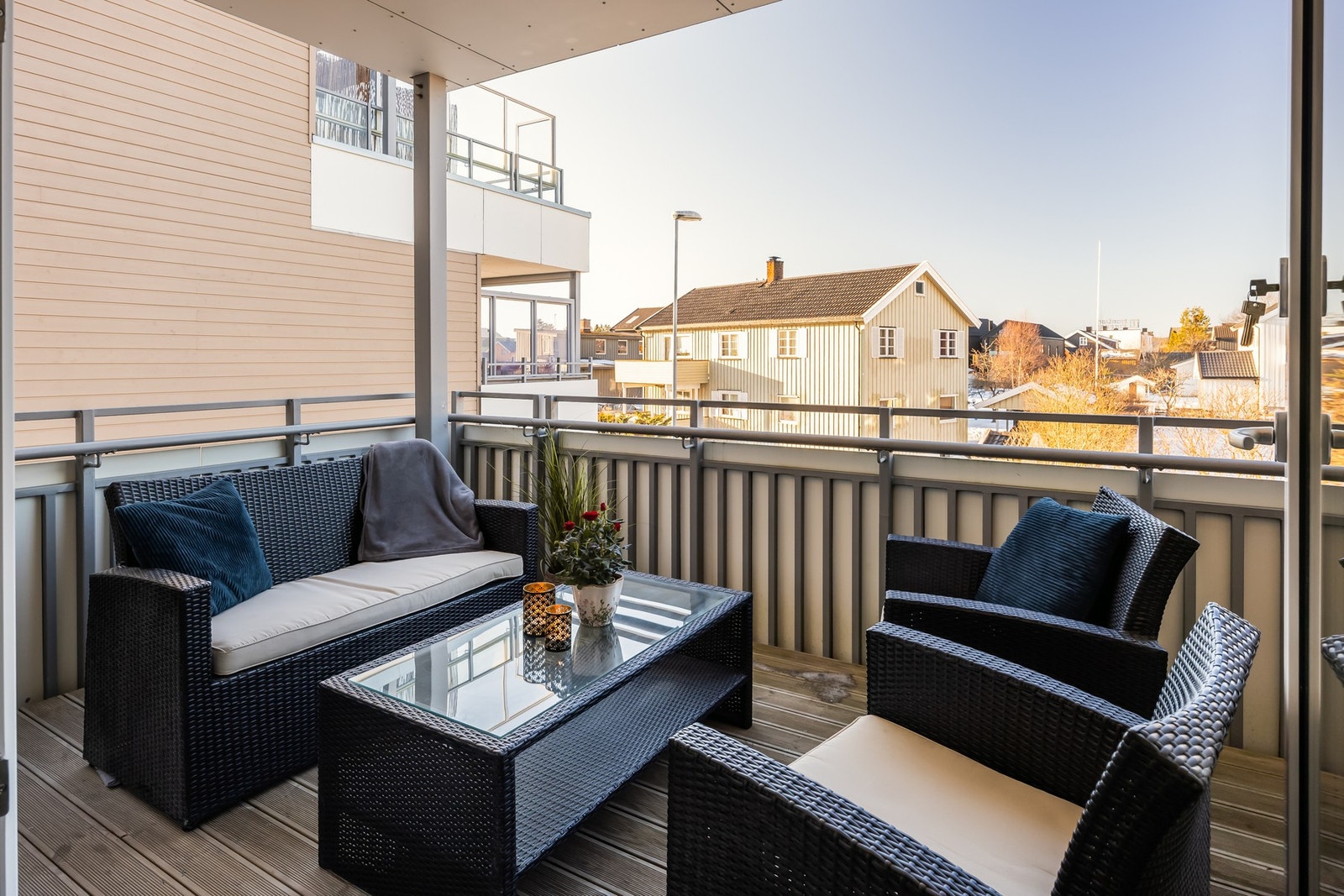 Fra stuen har man direkte utgang til en stor veranda på 10,6 kvm. Galleribilde