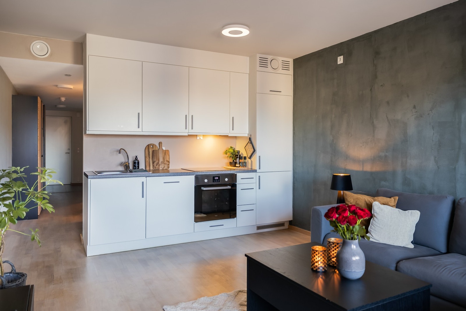 Boligen varmes opp av fjernvarme, noe som gir en behagelig og jevn temperatur året rundt Galleribilde