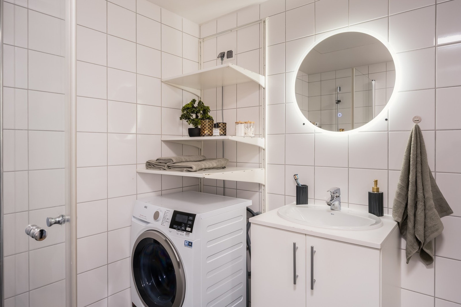 lott flislagt baderom med behagelig gulvvarme. Galleribilde