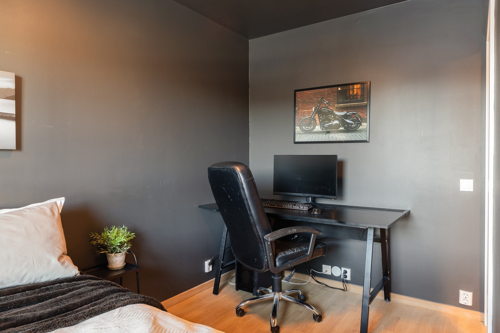 Soverommet har rikelig med plass til garderobeskap i tillegg til seng. Rommet måles til 8 kvm. Galleribilde