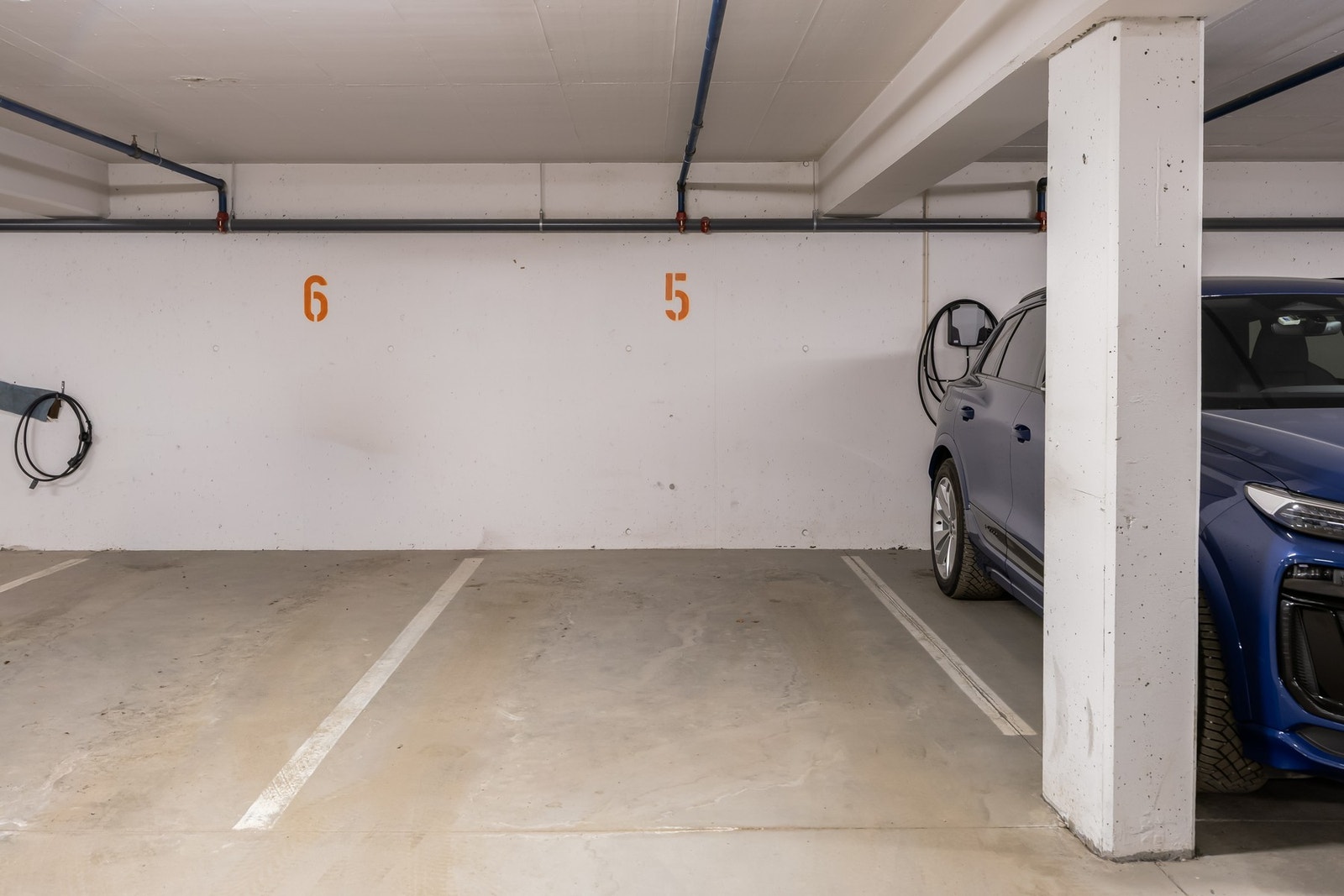 Egen parkeringsplass i isolert parkeringskjeller med varme i opp/nedkjørsel, samt innlagt strøm slik at det er mulighet for å montere elbil-lader Galleribilde