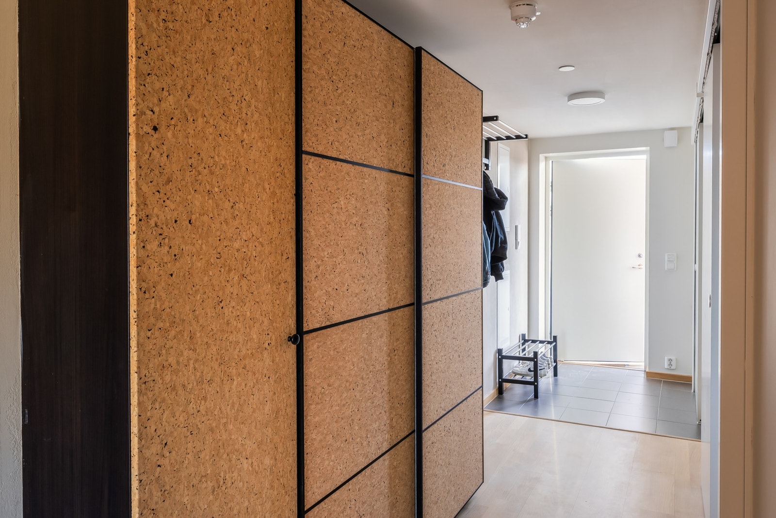 Entréen er flislagt med varmekabler i gulv. Praktisk garderobeskap er etablert i gangen, og medfølger handelen. Galleribilde