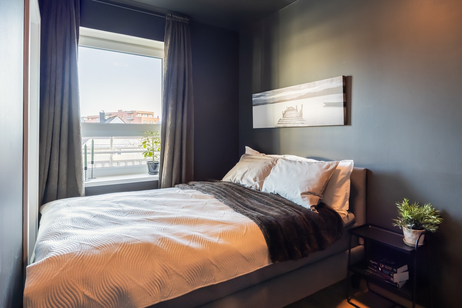 Soverommet får morgensolen inn vinduet da det er vendt ut mot øst og også dermed skjermet for trafikkstøy. Galleribilde