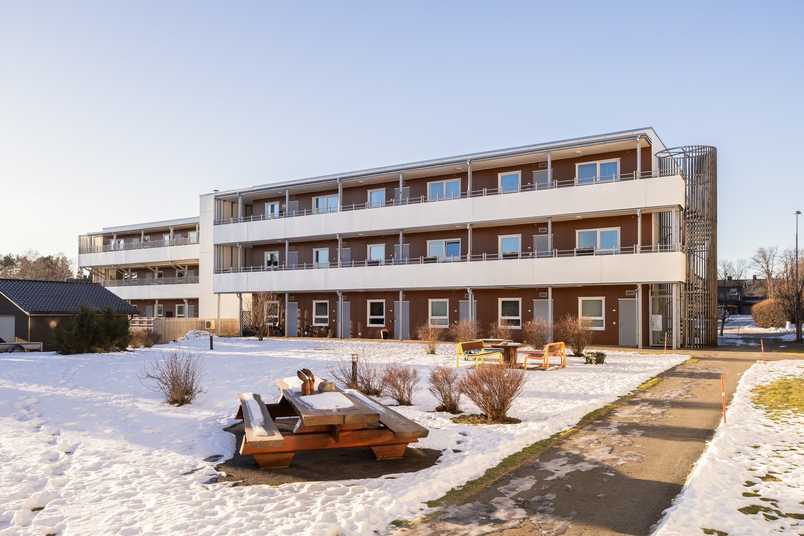 Sentrumsnær beliggenhet med gangavstand til alt av fasiliteter Stjørdal har å by på. Galleribilde