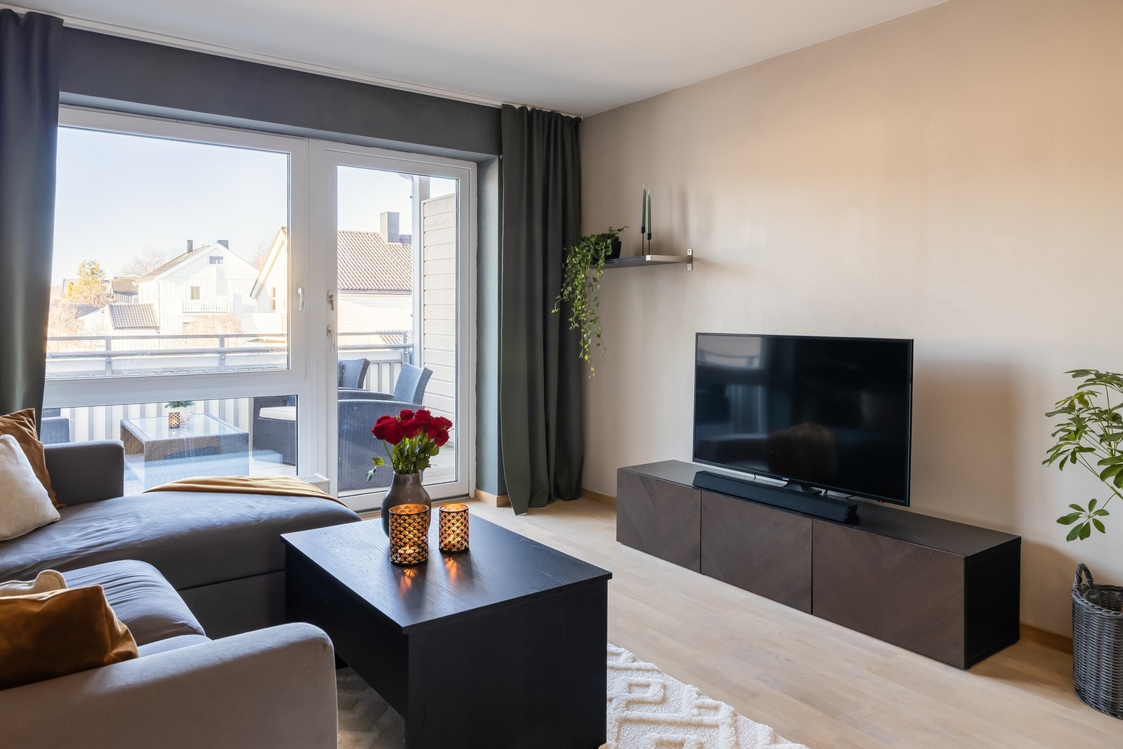 Luftig stue med rikelig av naturlig lysinnslipp. Galleribilde