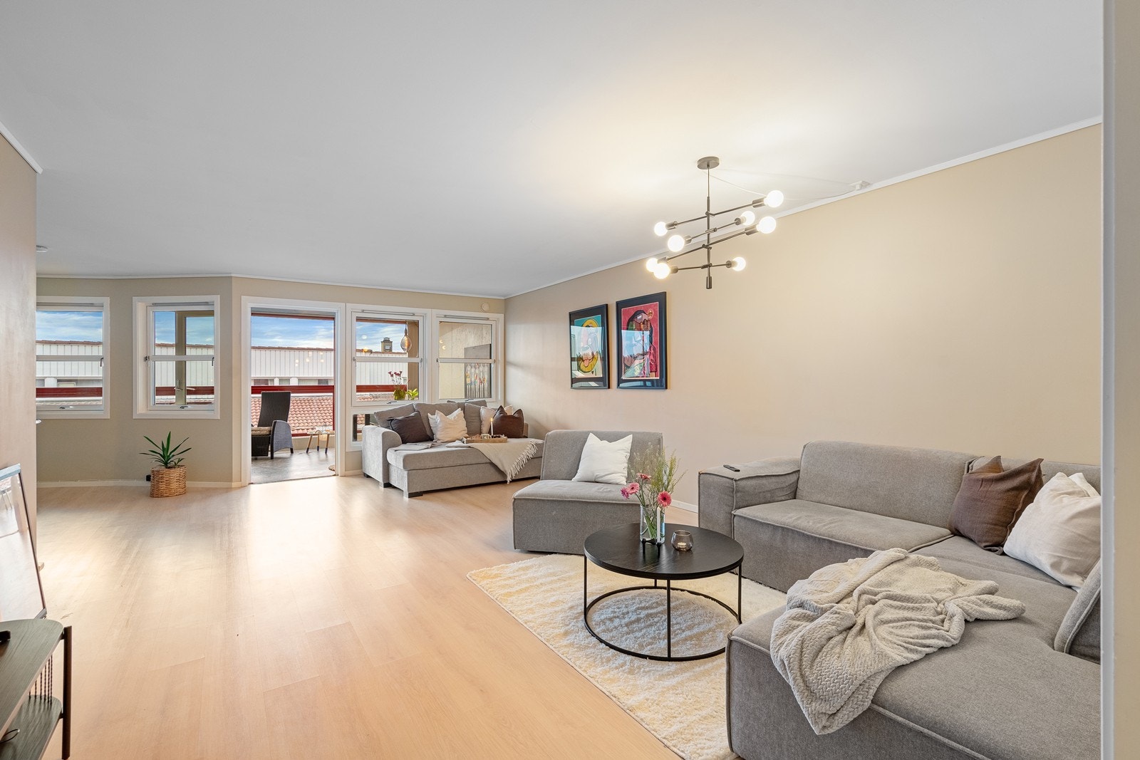 Innbydende stue med gode innredningsmuligheter. Galleribilde