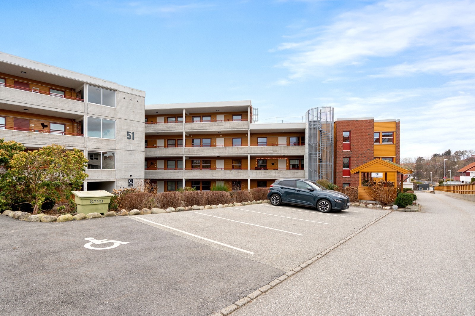 Fasade og adkomst, samt gjesteparkering. Galleribilde