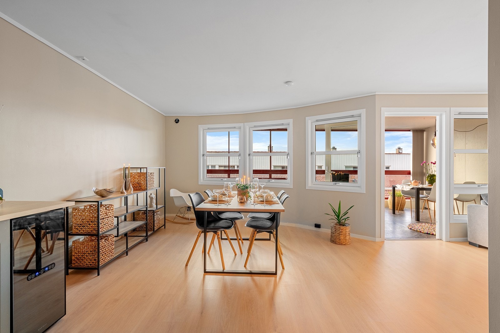 Praktisk og strategisk plassert spisestue Galleribilde