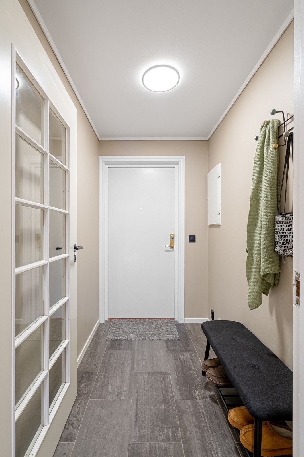 Entrè/ vindfang. Fliselagt gulv. Galleribilde