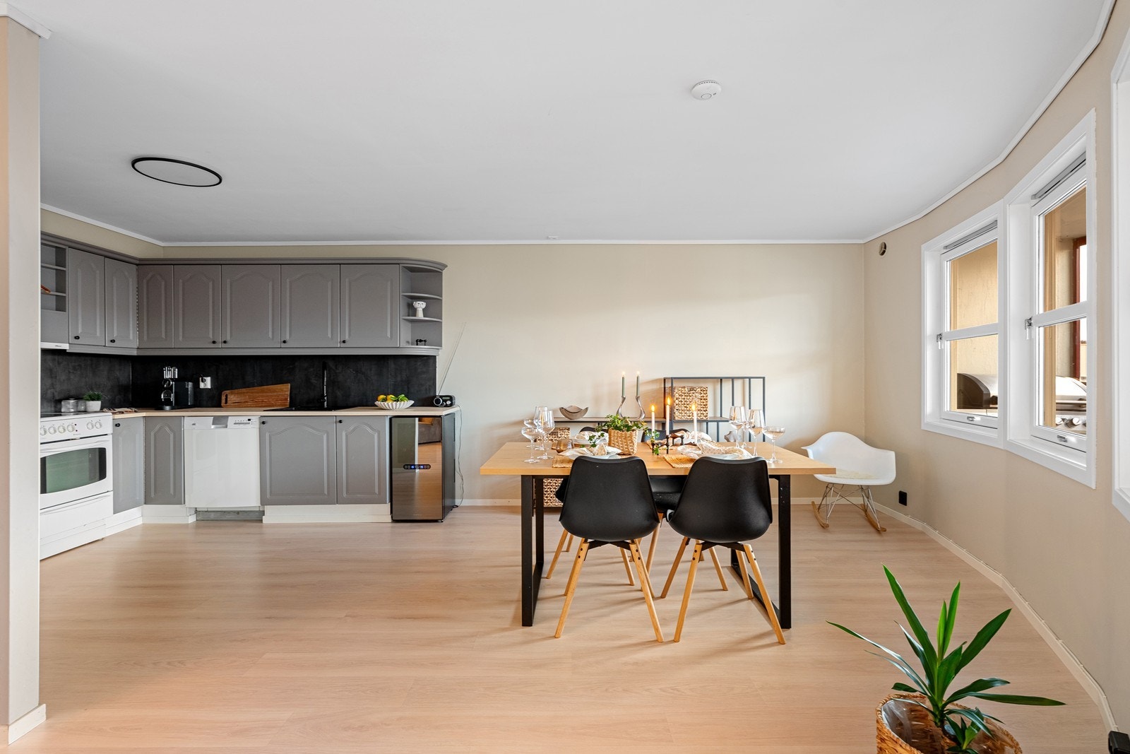 Tilbaketrukket kjøkkenrom med god plass til spisestue Galleribilde