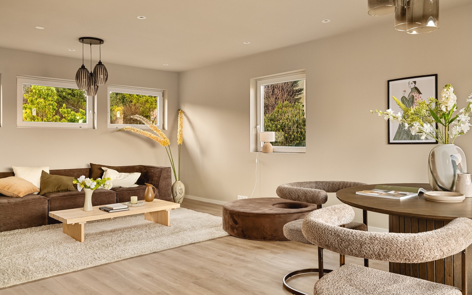 En flott og innholdsrik familiebolig med god planløsning, solrike uteplasser og garasje Galleribilde