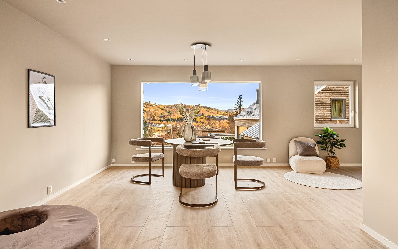 Store vindusflater gir rikelig med naturlig lys og skaper en god atmosfære i rommet Galleribilde