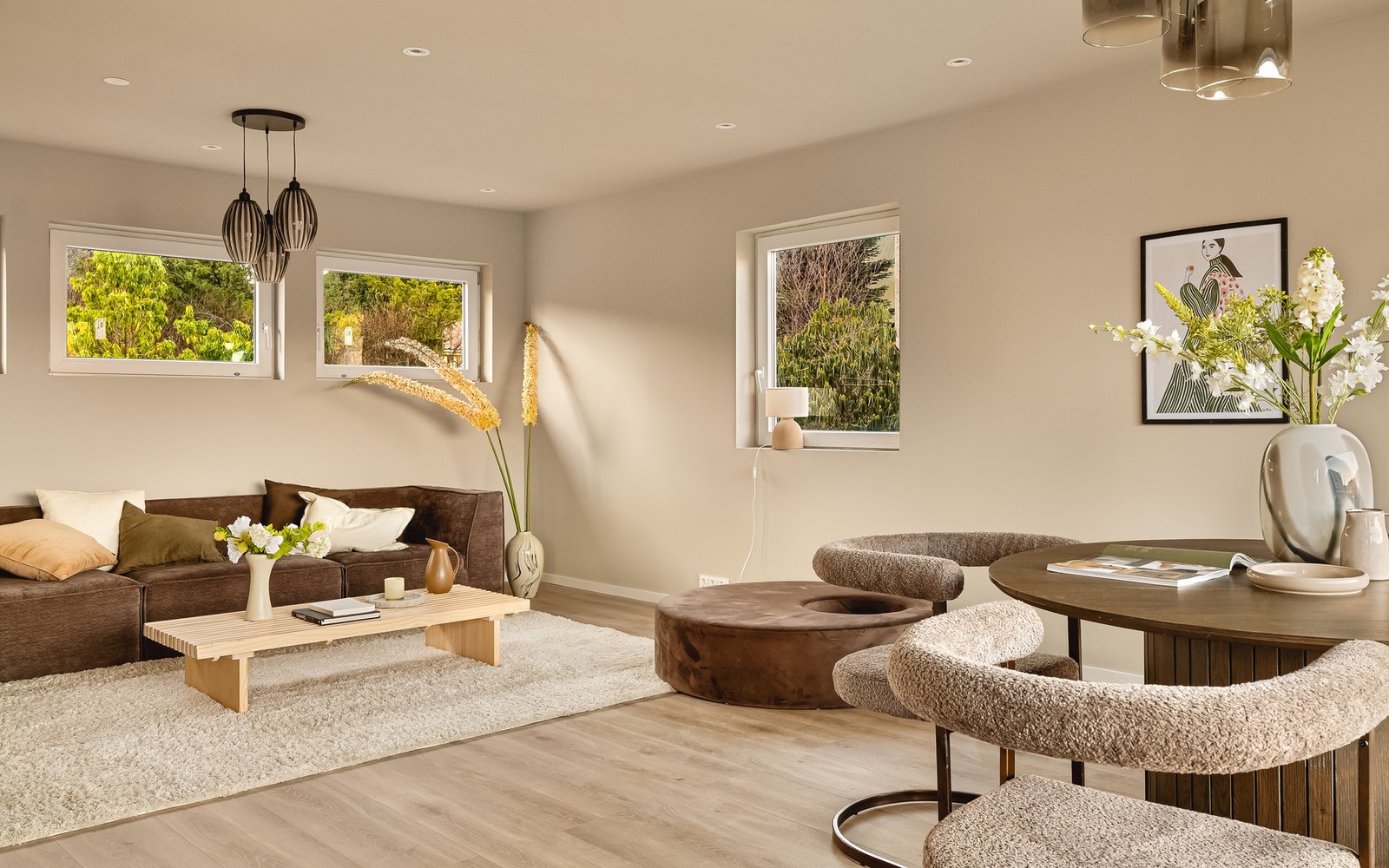 Fargevalgene er tidsriktige og det er laminat på gulv Galleribilde