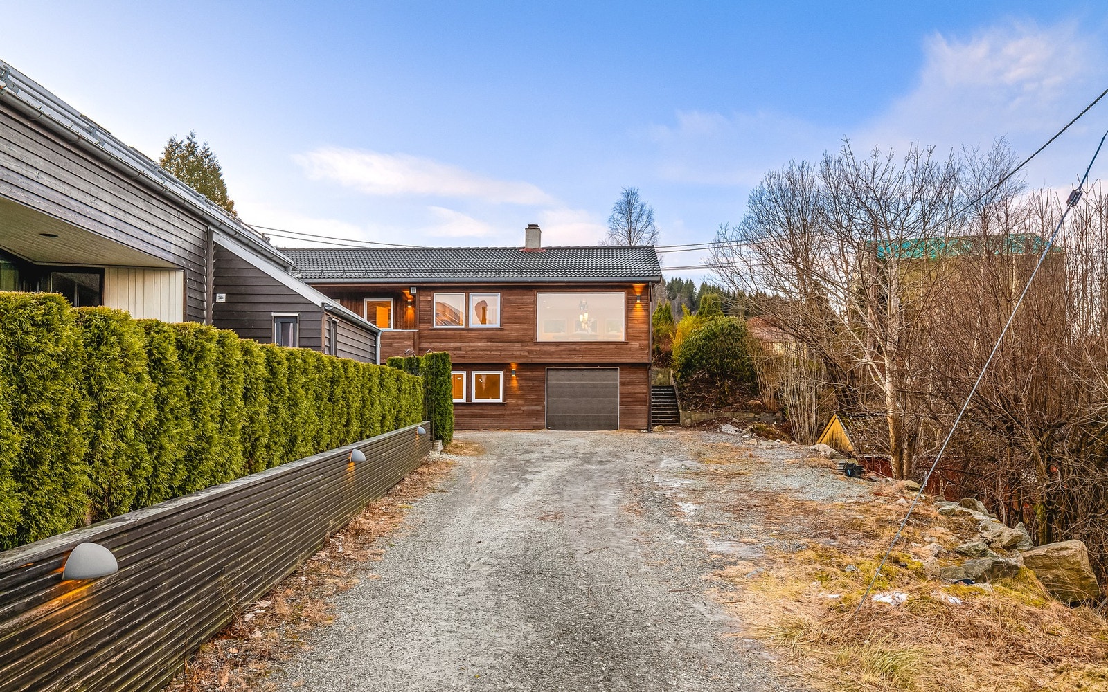 Garasje og god plass til flere biler på egen tomt Galleribilde